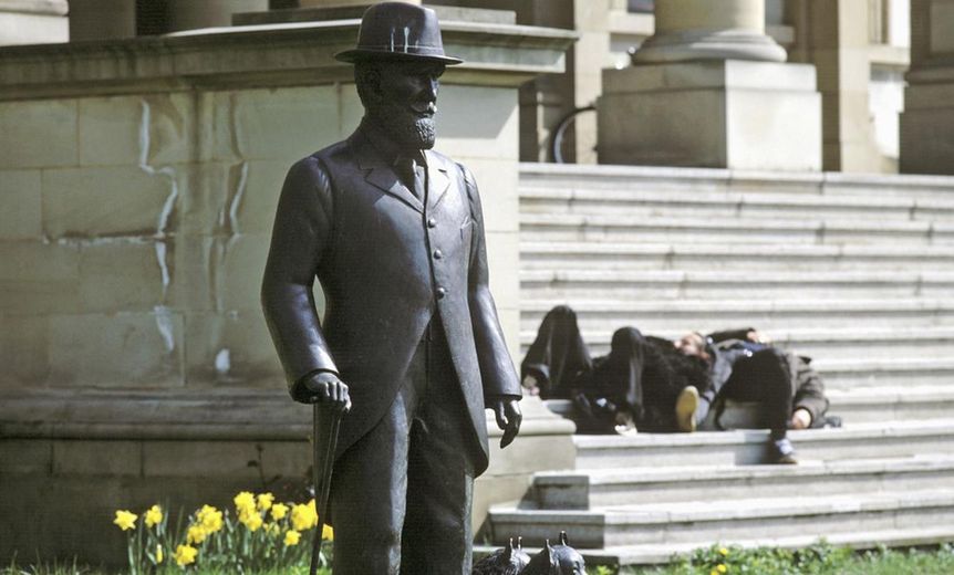 Image: Landesmedienzentrum Baden-Württemberg, Urheber unbekannt Bronze statue of King Wilhelm II with a dog, in front of the Wilhelm's Palace in Stuttgart