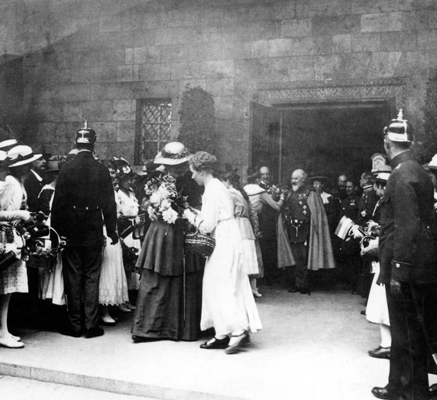 During a visit from King Wilhelm II, Queen Charlotte was given flowers. Scan: Landesmedienzentrum Baden-Württemberg, credit unknown During a visit from King Wilhelm II, Queen Charlotte was given flowers. Scan: Landesmedienzentrum Baden-Württemberg, credit unknown