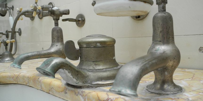 Foto: Staatliche Schlösser und Gärten Baden-Württemberg, Stephan Kohls Armaturen des Waschtisches im Badezimmer der Königin im Schloss Bebenhausen