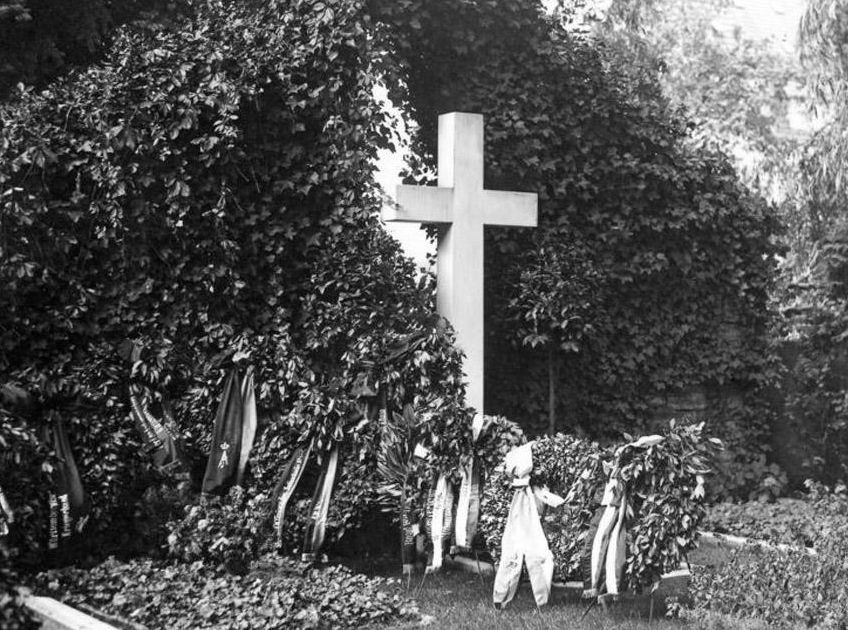 Image: Landesmedienzentrum Baden-Württemberg, Hans Schwenkel Grave of King Wilhelm II in Ludwigsburg, 1927