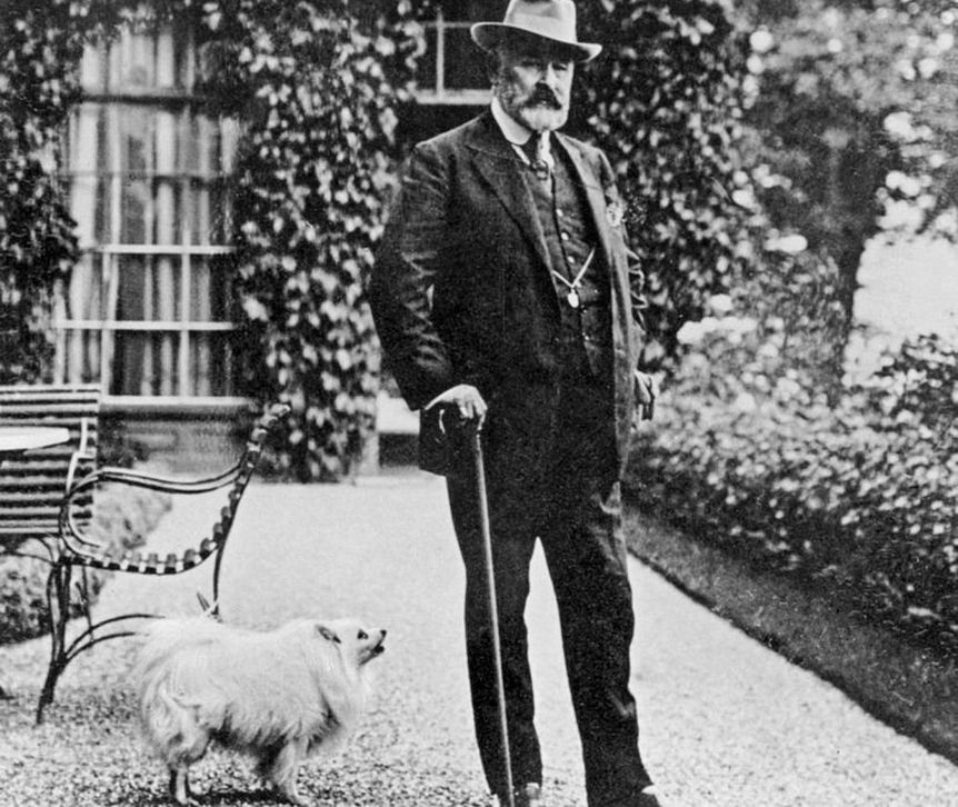 Image: Landesmedienzentrum Baden-Württemberg, Robert Bothner King Wilhelm II von Württemberg with a dog in Bebenhausen Palace, photograph circa 1910