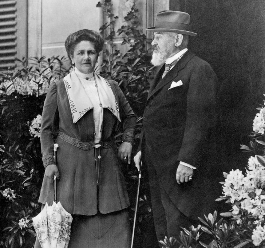 King Wilhelm II von Württemberg with Queen Charlotte in front of Bebenhausen Palace, photograph circa 1915. Scan: Landesmedienzentrum Baden-Württemberg, credit unknown King Wilhelm II von Württemberg with Queen Charlotte in front of Bebenhausen Palace, photograph circa 1915. Scan: Landesmedienzentrum Baden-Württemberg, credit unknown